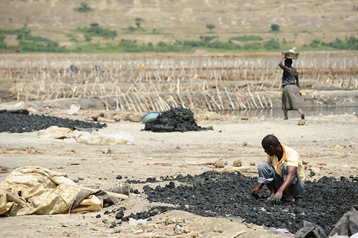 The Salt Miners of Lake Katwe in Uganda | Amusing Planet